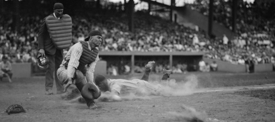image of Lou Gehrig playing baseball