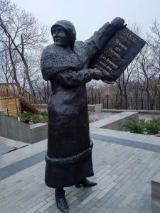 Image of statue Suffragette Nellie McClung